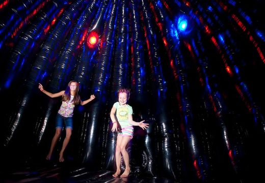 Standaard 5m springkasteel te koop in disco thema voor kinderen. Koop opblaasbare springkastelen online bij JB Inflatables Nederland
