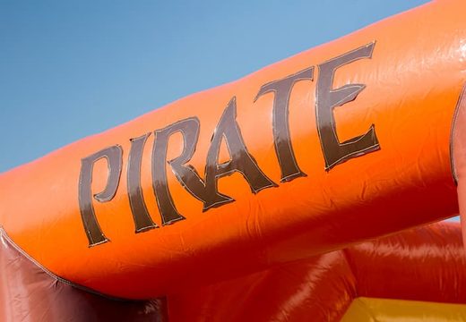 Koop een groot Indoor piraat springkussen met een glijbaan op het springvlak, klimtoren en leuke obstakels met prints in piraat thema voor kids. Bestel springkussens online bij JB Inflatables Nederland. 