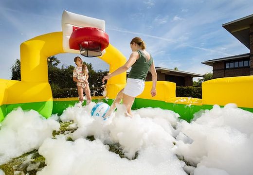 Groot opblaasbaar open bubble boarding springkasteel met schuim kopen in thema sport basketbal voetbal voor kinderen