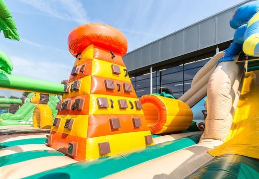 Gekleurde inflatable park in jungle thema met glijbanen, 3D objecten, kruiptunnel en klimtoren bestellen voor kinderen. Koop springkussens online bij JB Inflatables Nederland 