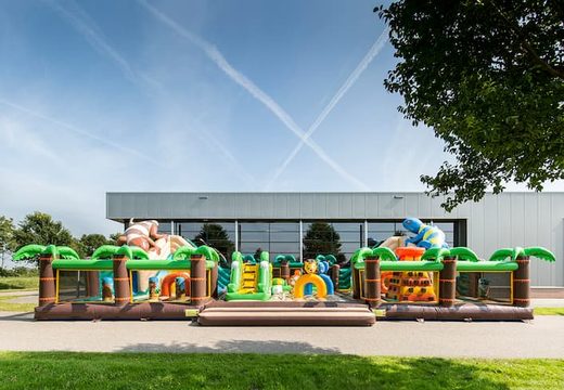 Gekleurde inflatable park in jungle thema met glijbanen, 3D objecten, kruiptunnel en klimtoren bestellen voor kinderen. Koop springkussens online bij JB Inflatables Nederland 
