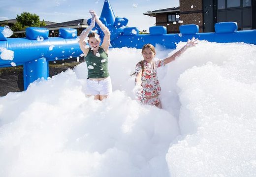 Opblaasbaar open bubble boarding park springkussen met schuim kopen in thema ridder kasteel knight castle voor kinderen