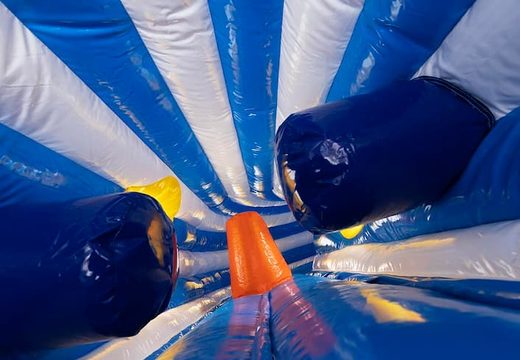 Inflatable kruiptunnel in haai thema met obstakals, een klimhelling en glijhelling voor kinderen gebruiken. Koop springkussens online bij JB Inflatables Nederland