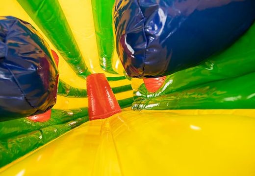 Inflatable kruiptunnel springkussen in krokodil thema met obstakals, een klimhelling en glijhelling voor kinderen gebruiken. Koop springkussens online bij JB Inflatables Nederland