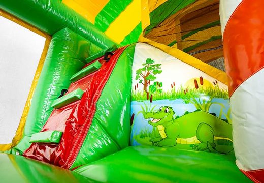 Koop Jungleworld springkussen in een uniek design met twee ingangen, een glijbaan in het midden en 3D objecten voor kids. Bestel springkussens online bij JB Inflatables Nederland