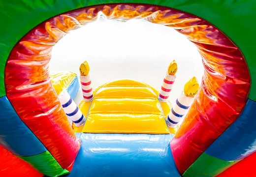 Luchtkussen in feest thema met een glijbaan en 3D objecten bestellen voor kids. Koop luchtkussens online bij JB Inflatables Nederland