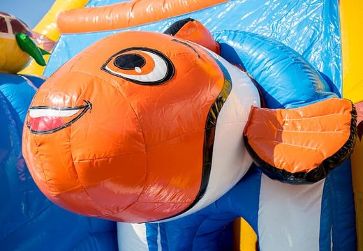 Overdekt maxifun super springkussen met glijbaan in thema seaworld bestellen voor kinderen. Koop springkussens online bij JB Inflatables Nederland