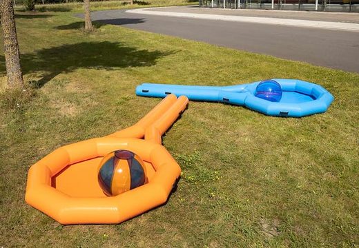Bestel opblaasbare blauwe en oranje wiebelrek voor zowel oud als jong. Koop opblaasbare zeskamp artikelen online bij JB Inflatables Nederland
