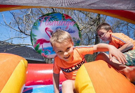 Overdekt opblaasbaar multiplay springkasteel kopen in thema flamingo voor kids bij JB Inflatables Nederland. Bestel springkastelen online bij JB Inflatables Nederland