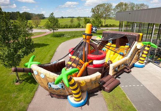 Koop Mega Piraten Shooter springkasteel in schip vorm met kanon spel en glijbaan voor kinderen. Bestel springkastelen online bij JB Inflatables Nederland
