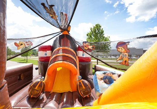 Bestel Mega Piraten Shooter luchtkussen in schip vorm met schiet spel en glijbaan voor kinderen. Koop opblaasbare luchtkussens online bij JB Inflatables Nederland
