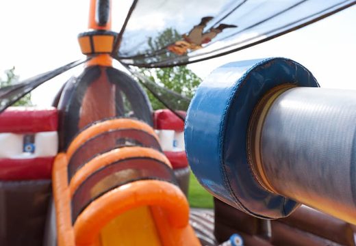 Bestel Mega Piraten Shooter springkasteel in schip vorm met kanon spel en glijbaan voor kinderen. Koop springkastelen online bij JB Inflatables Nederland 