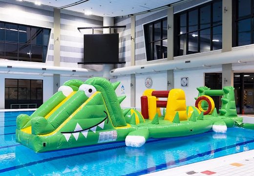 opblaasbare waterstormbaan te huur in zwembad met thema krokodil voor kids