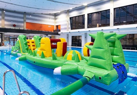inflatable waterstormbaan te huur in zwembad met thema krokodil voor kinderen