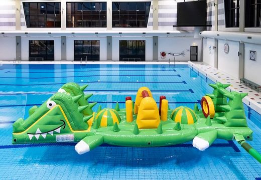 inflatable waterstormbaan te huur in zwembad met thema krokodil voor kids
