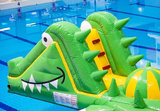 inflatable waterstormbaan te huur in zwembad met thema krokodil voor kinderen
