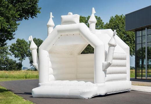 Standaard wit springkussen geheel in een bruiloft thema in de vorm van een kasteel voor kinderen te koop. Bestel springkastelen online bij JB Inflatables Nederland