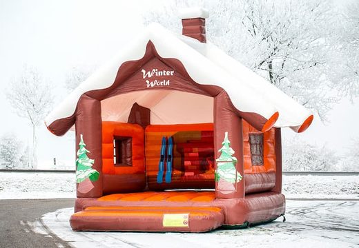 Skihut winterworld springkussen met een 3D schoorsteen aan de bovenkant voor kinderen. Bestel springkussens online bij JB Inflatables Nederland