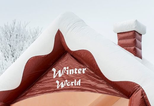 Skihut winterworld springkastelen met een 3D schoorsteen aan de bovenkant voor kinderen. Springkastelen te koop online bij JB Inflatables Nederland