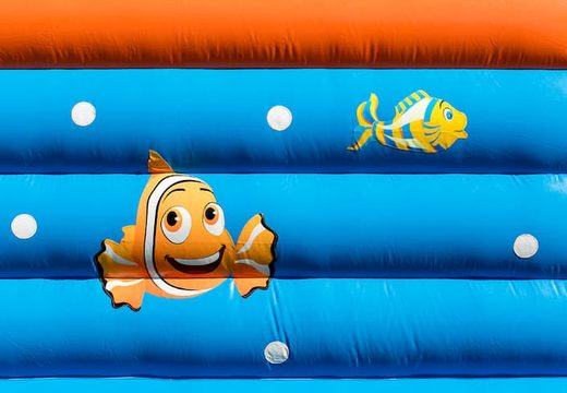 Standaard feest springkastelen in opvallende kleuren met bovenop een groot 3D clownvis object voor kinderen kopen. Bestel springkastelen online bij JB Inflatables Nederland