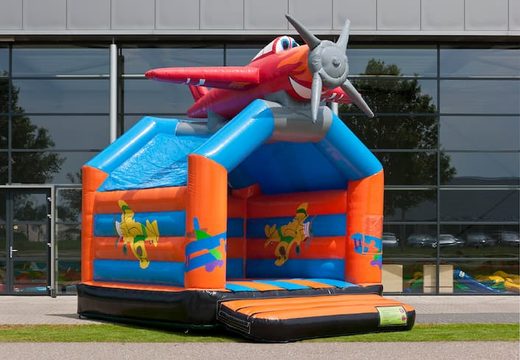 Standaard vliegtuig springkussen te koop in opvallende kleuren met bovenop een groot 3D object voor kinderen. Koop overdekt springkussens online bij JB Inflatables Nederland