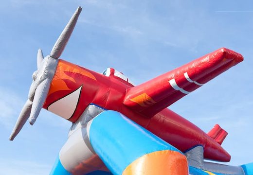 Standaard vliegtuig springkussen in opvallende kleuren met bovenop een groot 3D object voor kinderen. Springkussens online te koop  bij JB Inflatables Nederland