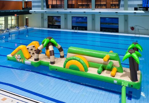 Opblaasbare waterstormbaan huren in jungle thema voor kinderen