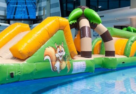 Opblaasbare waterstormbaan huren in jungle thema voor kinderen