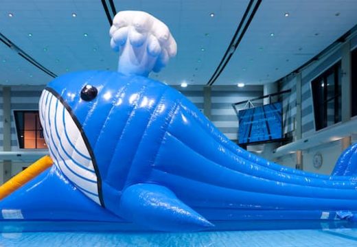 Opblaasbare waterstormbaan huren met grote walvis voor kinderen