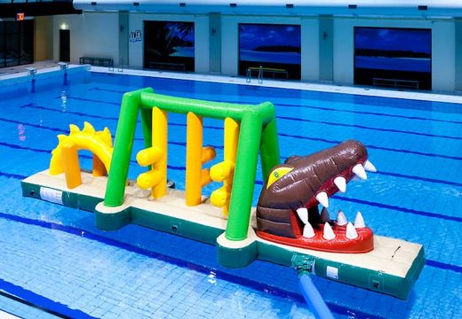 Opblaasbare waterstormbaan met obstakels in krokodil thema huren voor kinderen