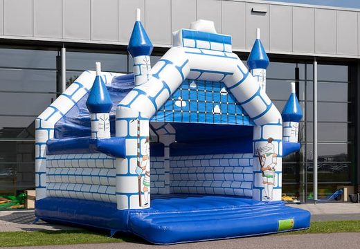 Groot overdekt blauw wit springkussen kopen in thema kasteel voor kinderen. Koop springkussens online bij JB Inflatables Nederland
