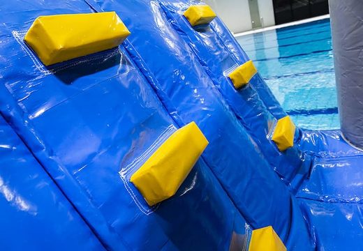 Opblaasbare waterstormbaan blauw geel huren voor in het zwembad
