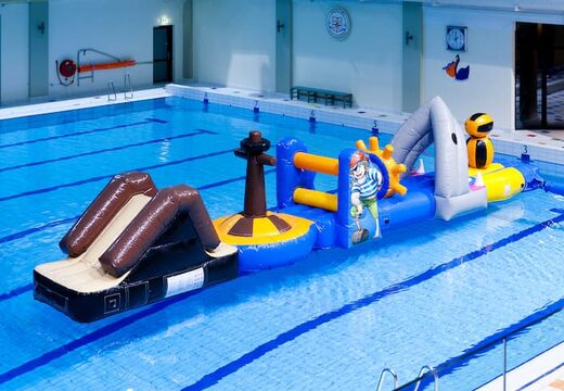 Opblaasbare waterstormbaan huren in piraat thema voor kinderen