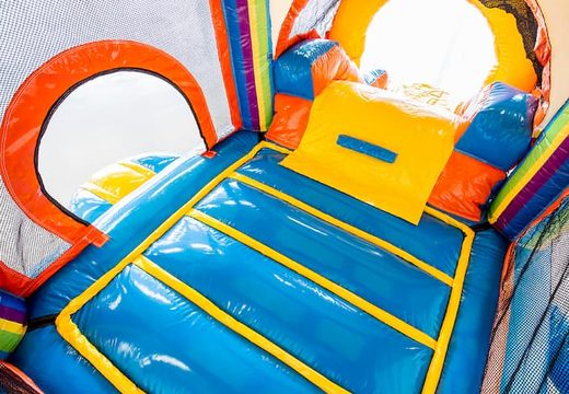 Kleine opblaasbare springkasteel met glijbaan in thema party te koop voor kinderen. Bestel opblaasbare springkastelen online bij JB Inflatables Nederland