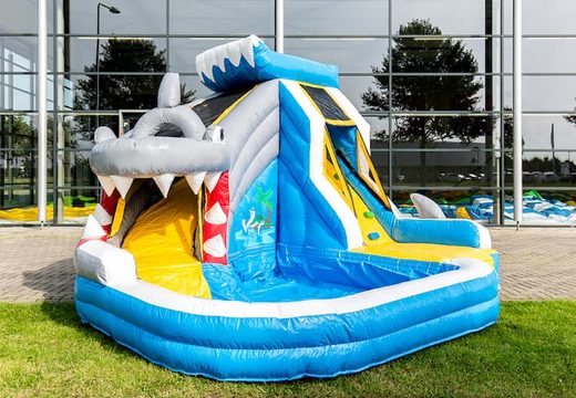 Groot opblaasbaar luchtkussen met zwembad kopen in thema splashy haai voor kinderen. Bestel luchtkussens online bij JB Inflatables Nederland