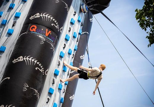 Inflatable klimtoren van 10 meter hoog voor zowel jong als oud kopen. Bestel opblaasbare klimtorens nu online bij JB Inflatables Nederland 