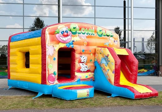 Bestel maxi multiplay springkasteel in thema clown met een glijbaan voor kids bij JB Inflatables Nederland.  Koop nu online springkastelen bij JB Inflatables Nederland