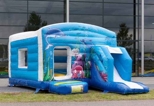 Bestel maxi multiplay springkasteel in thema seaworld met een glijbaan voor kinderen bij JB Inflatables Nederland.  Koop nu online springkastelen bij JB Inflatables Nederland