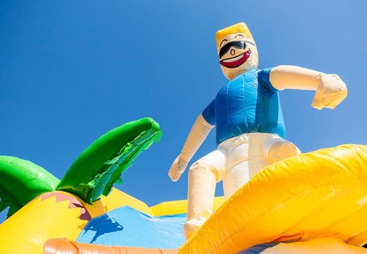 Opblaasbaar overdekt maxifun super springkussen met glijbaan bestellen in strand thema voor kinderen. Koop springkussens online bij JB Inflatables Nederland