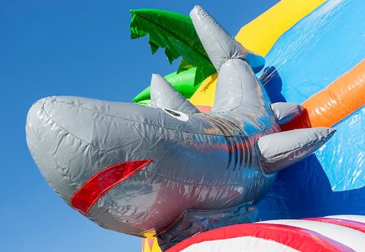 Koop opblaasbaar maxifun springkasteel met dak in thema haai voor kinderen bij JB Inflatables Nederland. Bestel springkastelen online bij JB Inflatables Nederland