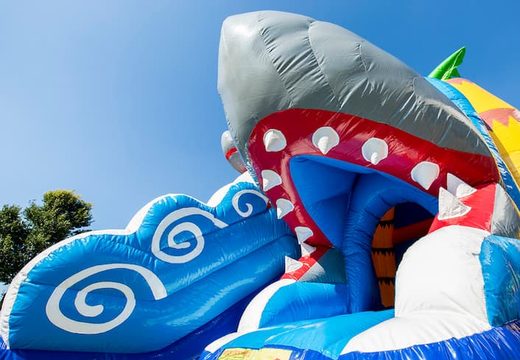 Overdekt maxifun super springkussen met glijbaan in thema haai bestellen voor kinderen. Koop springkussens online bij JB Inflatables Nederland