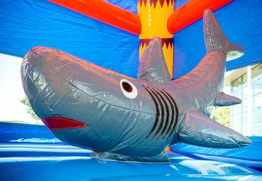 Opblaasbaar overdekt maxifun springkasteel bestellen in thema super haai voor kinderen. Koop springkastelen nu online bij JB Inflatables Nederland