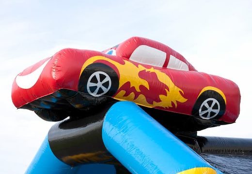 Cars opblaasbaar overdekt springkasteel met verschillende obstakels, een glijbaan en een 3D object op het dak bestellen bij JB Inflatables Nederland. Koop online springkastelen bij JB Inflatables Nederland