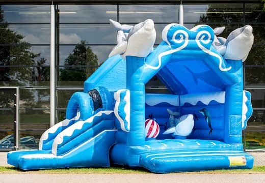 Koop opblaasbaar multifun blauw springkasteel met dak in dolfijn thema met bovenop 3D objecten voor kids bij JB Inflatables Nederland. Bestel springkastelen online bij JB Inflatables Nederland