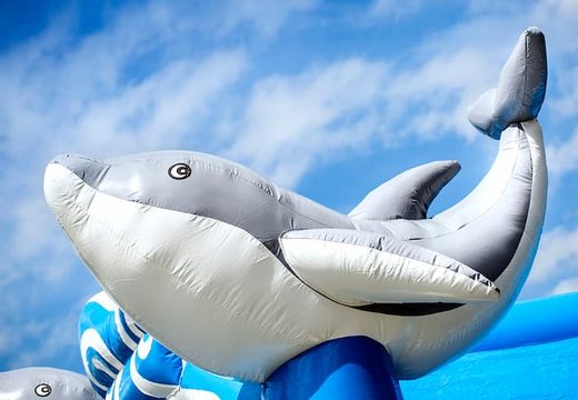 Opblaasbaar overdekt multifun blauw luchtkussen met glijbaan bestellen in dolfijn thema met 3D object voor kinderen. Koop luchtkussens online bij JB Inflatables Nederland