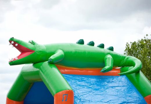 Bestel voor kids een opblaasbaar multifun springkussen met dak en glijbaan in krokodil thema met 3D object aan de bovenkant bij JB Inflatables Nederland. Koop springkussens online bij JB Inflatables Nederland