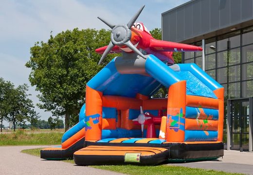 Multifun springkussen in thema vliegtuig met een opvallend 3D figuur op het dak kopen voor kids. Bestel springkussens online bij JB Inflatables Nederland