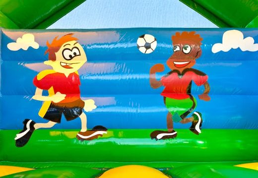 Voetbal opblaasbaar overdekt springkasteel met verschillende obstakels, een glijbaan en een 3D object op het dak kopen bij JB Inflatables Nederland. Bestel online springkastelen bij JB Inflatables Nederland