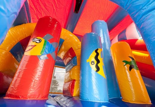 Koop middelmatig opblaasbare multiplay springkasteel in clownvis thema met glijbaan voor kinderen. Bestel opblaasbare springkastelen online bij JB Inflatables Nederland