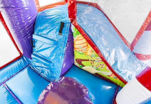 Springkussen in thema candyworld met een glijbaan kopen voor kinderen. Bestel opblaasbare springkussens online bij JB Inflatables Nederland